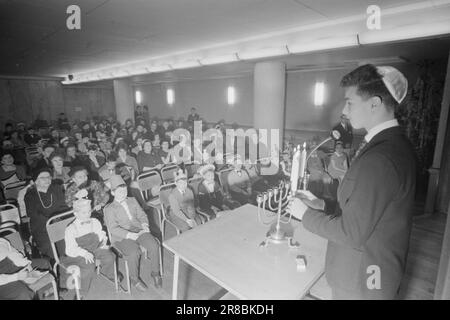 Derzeit 52.-1.-1960.: Chanukka dauert bis Ostern. Auch in diesem Land gibt es Menschen, die Weihnachten nicht feiern, keine Weihnachtsbäume schmücken und keine Weihnachtslieder singen. Komischerweise sind es die Mitglieder der mosaikischen Religionsgemeinschaft in Norwegen, Jesu eigenes Volk, die Juden. Im Gegenzug feiern sie andere religiöse Feiertage mit mindestens ebenso viel Festlichkeit. Foto: Sverre A. Børretzen / Aktuell / NTB ***FOTO NICHT IMAGE PROCESSED*** Stockfoto