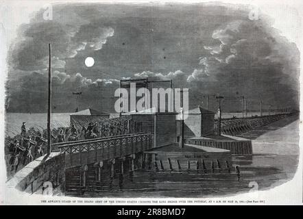 Die Vorhut der Großen Armee der Vereinigten Staaten überquert die Long Bridge über den Potomac um 2 Uhr am 24. Mai 1861, von Harper's Weekly, 8. Juni 1861 1861, von Winslow Homer, geboren in Boston, MA 1836, gestorben Prout's Neck, ME 1910 Stockfoto