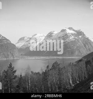Aktuell 12-1-1947: Aura plant die Dornröschen von Aura Technology wachen aus einem 30-jährigen Schlaf-Aura-Kraftwerk auf und die Eisenbahn wird modernisiert und erneuert. Das Kraftwerk wird eines der größten Kraftwerke Norwegens sein. Von der neuen Straße nach Molde sticht Sunndalsøra mit dem Gebirgsladen und Lille Kalken als Wächter in riesigem Format hervorragend hervor. Der Talpfad, der dazwischen führt, ist Sunndalen. Total t.h. auf dem Bild sieht man auf Lilledalen zu. Das Hauptkraftwerk soll sich tief im Berg in der Ecke des innersten Teils des Berges, dem sogenannten Trædal, befinden. - Nein Stockfoto