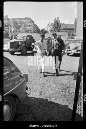 Actual 41-8-1960 : der Mann, der zu Hause schmieren sollte Wir, die keine Direktoren sind und auch keine Firma haben, die für uns zu bezahlen hat, müssen selbstständig sein mit einfachen Dingen wie etwas fest in den Unterwagen zu schieben. Es sollte so einfach sein... Foto: Aktuell/NTB ***FOTO NICHT VERARBEITET*** Stockfoto