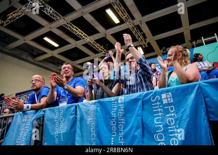 Berlin, Deutschland. 20. Juni 2023. Fans jubeln bei den Special Olympics Summer World Games Berlin 2023 am 20. Juni 2023 im Konferenzzentrum Messe in Berlin. Die Berliner Spiele 2023 sind Gastgeber von 7000 Lernbehinderten aus fast 190 Ländern. Special Olympics ist eine internationale Wohltätigkeitsorganisation, deren Ziel es ist, Lernbehinderte in den Bereich des olympischen Sports einzubeziehen. Berlin 2023 ist die größte Sport- und Wohltätigkeitsveranstaltung des Jahres 2023. (Foto: Dominika Zarzycka/Sipa USA) Guthaben: SIPA USA/Alamy Live News Stockfoto