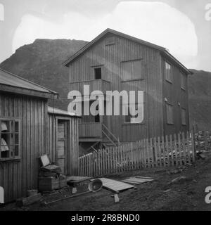 Tatsächlich 20-3-1947: Honningsvåg'Zwischen Baracken und Bergen am Meer...' Als die deutschen „Entstörungsabteilungen“ Honningsvåg verließen, blieb nur die winzige Holzkirche erhalten und bezeugte, dass Honningsvåg eine florierende kleine Gemeinde war, das größte Fischerdorf von West Finnmark. Wie sieht es heute in Honningsvåg aus, fast drei Jahre nachdem die Deutschen in Finnmark ihre Verwüstung begannen? Wie läuft es eigentlich mit der umstrittenen Restaurierung im Norden? Foto: Th. Skotaam/Aktuell/NTB ***FOTO NICHT VERARBEITET*** Stockfoto