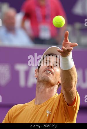 20. Juni 2023; Cinch Championships, Queens Club, West Kensington, London, England: Cinch Championships Queens Club, 2. Tag; Andy Murray (GBR) serviert Alexde Minaur (AUS) Stockfoto