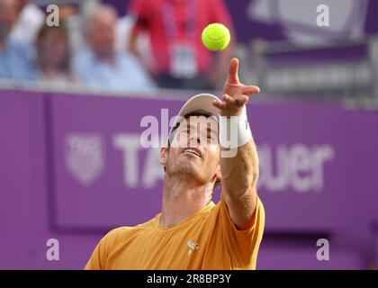 20. Juni 2023; Cinch Championships, Queens Club, West Kensington, London, England: Cinch Championships Queens Club, 2. Tag; Andy Murray (GBR) serviert Alexde Minaur (AUS) Stockfoto