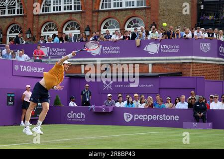 20. Juni 2023; Cinch Championships, Queens Club, West Kensington, London, England: Cinch Championships Queens Club, 2. Tag; Andy Murray (GBR) serviert Alexde Minaur (AUS) Stockfoto