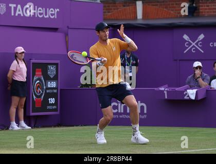 20. Juni 2023; Cinch Championships, Queens Club, West Kensington, London, England: Cinch Championships Queens Club, 2. Tag; Andy Murray (GBR) mit einem Vorschuss auf Alexde Minaur (AUS) Stockfoto