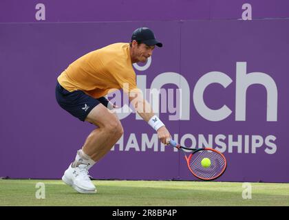 20. Juni 2023; Cinch Championships, Queens Club, West Kensington, London, England: Cinch Championships Queens Club, 2. Tag; Andy Murray (GBR) mit Rückhand zu Alexde Minaur (AUS) Stockfoto
