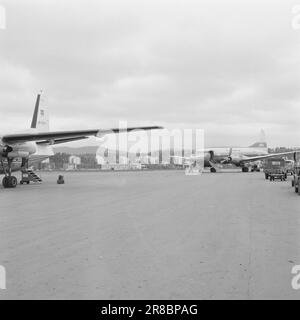 Strom 47-1-1960: Die Flugzeuge ins Wohnzimmer. Wir wissen noch zu wenig über die Auswirkungen von Lärm auf das Gehör und die Nerven. Dennoch beginnen wir mit dem Bau eines großen Flughafens in einem dicht bebauten Gebiet: Fornebu. Zwar wurden viele Häuser gebaut, nachdem der Flughafen kam, aber es ist klar, dass dies ein typisches Wohngebiet war, das gut für die Vorstadtentwicklung geeignet war. Neue Apartmentblöcke umgeben die Landebahnen in Fornebu. Foto: Ivar Aaserud / Aktuell / NTB ***FOTO NICHT ABGEBILDET*** Stockfoto