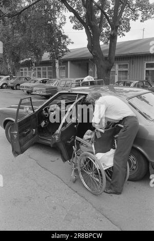 Aktuell 29 - 1 - 1974: Vanför aktiv und 90At im Alter von zweieinhalb Jahren erkrankte Elise Nordby an Poliomyelitis. So wandten sich Gesellschaft und Familie von ihr ab. Von diesem Tag an war ihr Leben ein harter Kampf, ihre Existenz menschlich zu machen. Heute ist sie glücklich. „Ich denke, die Jahre vor mir werden die besten sein“, sagt der 90-Jährige zu Aktuell. Foto: Sverre A. Børretzen / Aktuell / NTB ***FOTO NICHT IMAGE PROCESSED*** Stockfoto