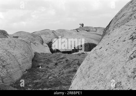 Aktuell 28 - 4 - 1974: Vom Strand geworfen Married Ehepaar Ada Haug und Odd Grythe reisen vom Campingplatz zum Campingplatz und stellen TV-Material her. Es gibt Live-Übertragungen. Aber sie erfordern auch umfangreiche Vorbereitungsarbeiten. Foto: Ivar Aaserud / Aktuell / NTB ***FOTO NICHT ABGEBILDET*** Stockfoto