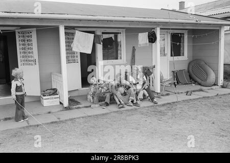 Aktuell 28 - 4 - 1974: Vom Strand geworfen Married Ehepaar Ada Haug und Odd Grythe reisen vom Campingplatz zum Campingplatz und stellen TV-Material her. Es gibt Live-Übertragungen. Aber sie erfordern auch umfangreiche Vorbereitungsarbeiten. Ab und zu wird es ein bisschen Urlaub geben. Der Hund Pia ist auch da. Kristian, Martin, Odd Grythe und Ada Haug wurden von Little Tom besucht. Für die Kinder ist im Fußball viel los. Es gibt auch etwas Eis. Foto: Ivar Aaserud / Aktuell / NTB ***FOTO NICHT ABGEBILDET*** Stockfoto