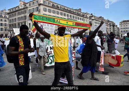 Ein Protestteilnehmer hält während der Demonstration ein Banner. Stockfoto