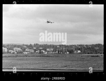 Strom 47-1-1960: Die Flugzeuge ins Wohnzimmer. Wir wissen noch zu wenig über die Auswirkungen von Lärm auf das Gehör und die Nerven. Dennoch beginnen wir mit dem Bau eines großen Flughafens in einem dicht bebauten Gebiet: Fornebu. Zwar wurden viele Häuser gebaut, nachdem der Flughafen kam, aber es ist klar, dass dies ein typisches Wohngebiet war, das gut für die Vorstadtentwicklung geeignet war. Neue Apartmentblöcke umgeben die Landebahnen in Fornebu. Foto: Ivar Aaserud / Aktuell / NTB ***FOTO NICHT ABGEBILDET*** Stockfoto