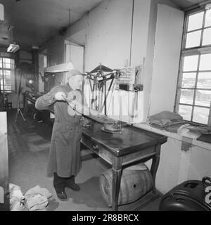 Aktuell 6-2-1960: Geburt und Tod der Krone Aktuell folgte dem Erstellungsprozess eines Kronenstücks in Mynta. Foto: Ivar Aaserud / Aktuell / NTB ***FOTO NICHT ABGEBILDET*** Stockfoto