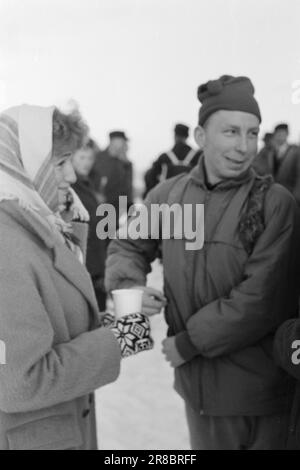 Aktueller 2.-2.-1960.: Anstoß mit dem Olympiaport die Skifahrer und Skater hatten am vergangenen Wochenende ihren ersten großen präolympischen Krafttest, die Skater in Trondheim, die Skispringer und die Skilanglauf in Gjøvik. In diesem Bericht berichten unsere Mitarbeiter in Texten und Bildern über die Situation, die zu den Besten zählt. Foto: Ivar Aaserud / Aktuell / NTB ***FOTO NICHT ABGEBILDET*** Stockfoto