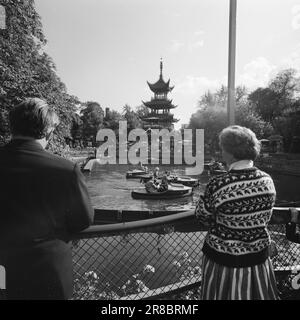 Aktuell 34. 1. 1960: Ein glücklicher Tag im Abenteuergarten Hier ist Kopenhagens Tivoli-Garten – das Karussell voller glücklicher Erinnerungen für Zehntausende Norweger – der Abenteuergarten, den niemand kopieren kann. Foto: Ivar Aaserud / Aktuell / NTB ***FOTO NICHT ABGEBILDET*** Stockfoto