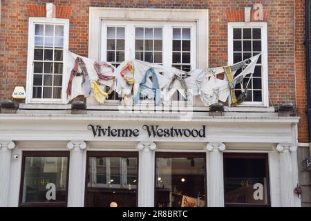 London, Vereinigtes Königreich - 19. Juni 2023. Die Kleidung steht für „Assange“ vor dem Vivienne Westwood Flagship Store in der Conduit Street. Stockfoto