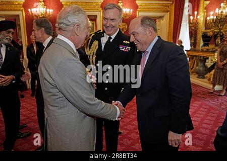 König Karl III. Schüttelt dem Verteidigungsminister Ben Wallace (rechts) bei einem Empfang im St. James Palace in London vor der Ukraine Recovery Conference die Hand. Foto: Dienstag, 20. Juni 2023. Stockfoto