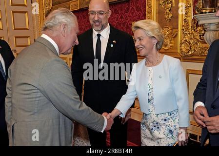 (Links-rechts) König Karl III., Premierminister der Ukraine Denys Shmyhal und Ursula von der Leyen, Präsidentin der Europäischen Kommission, anlässlich eines Empfangs im St. James Palace in London im Vorfeld der Konferenz zur Erholung der Ukraine. Foto: Dienstag, 20. Juni 2023. Stockfoto