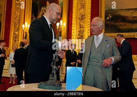 König Karl III. Und Premierminister der Ukraine Denys Shmyhal (links) bei einem Empfang im St. James Palace in London im Vorfeld der Ukraine Recovery Conference. Foto: Dienstag, 20. Juni 2023. Stockfoto