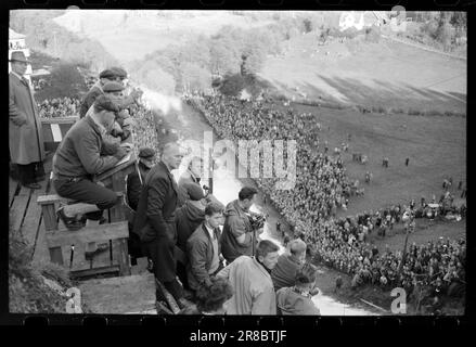Actual 47-4-1960 : luftiger Schwebeflug ohne Schnee Bergen's Ski Circle zusammen mit Fana Idrettslag und Hoppsportens Freunden organisierten Rennen in Lilletvedtbakken in Fana außerhalb von Bergen. Der Abflusskanal war mit zerstoßenem Eis von Bergen Fiskeinwiesi überzogen. Foto: Sverre A. Børretzen / Aktuell / NTB ***FOTO NICHT IMAGE PROCESSED*** Stockfoto