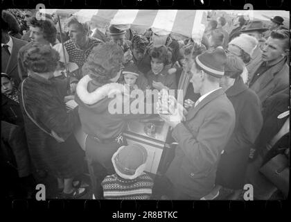 Actual 47-4-1960 : luftiger Schwebeflug ohne Schnee Bergen's Ski Circle zusammen mit Fana Idrettslag und Hoppsportens Freunden organisierten Rennen in Lilletvedtbakken in Fana außerhalb von Bergen. Der Abflusskanal war mit zerstoßenem Eis von Bergen Fiskeinwiesi überzogen. Foto: Sverre A. Børretzen / Aktuell / NTB ***FOTO NICHT IMAGE PROCESSED*** Stockfoto