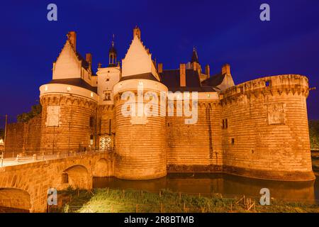 Blick bei Nacht auf das Schloss der Herzöge der Bretagne in Nantes, Frankreich Stockfoto