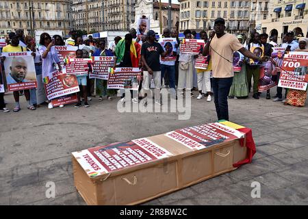 Marseille, Frankreich. 18. Juni 2023. Demonstranten halten während der Demonstration Plakate. (Foto: Gerard Bottino/SOPA Images/Sipa USA) Guthaben: SIPA USA/Alamy Live News Stockfoto