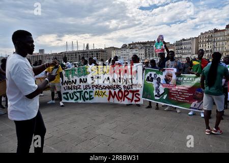 Marseille, Frankreich. 18. Juni 2023. Demonstranten halten während der Demonstration Banner. (Foto: Gerard Bottino/SOPA Images/Sipa USA) Guthaben: SIPA USA/Alamy Live News Stockfoto