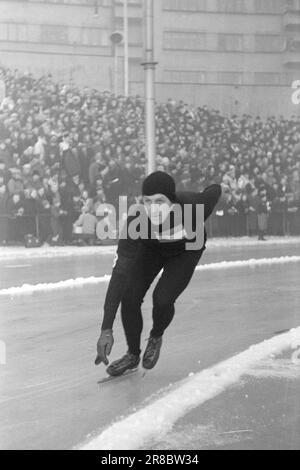 Tatsächlich 4-6-1947: WC auf EisskatingBoil für 10 Sekunden. Die Eiskunstlauf-Weltmeisterschaft 1947 verlief im Stil aller vorherigen großen Rennen dieses Jahres. Der Höhepunkt waren zweifellos die 10.000 Meter, auf denen Sverre Farstad aus Trønder gegen Finn Lassi Parkkinen kämpfte. Die Haupttribüne war während des gesamten Rennens voller Spannung, aber die trønder konnte Parkkinen nicht festhalten. Farstad verbrachte genau 10 Sekunden zu viel und wurde finnischer Weltmeister. Foto: Aktuell/NTB ***FOTO NICHT VERARBEITET*** Stockfoto