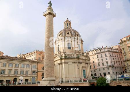 Trajanssäule und Fori Imperiali an einem sonnigen Tag in Rom, Italien Stockfoto