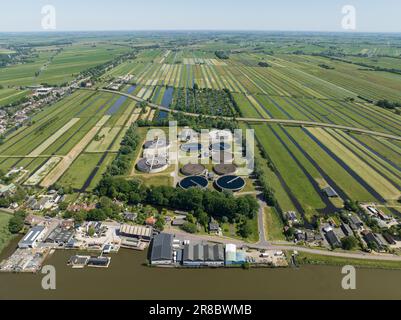 Luftdrohnenvideo einer Wasseraufbereitungsanlage in Gouda, Niederlande. Stockfoto