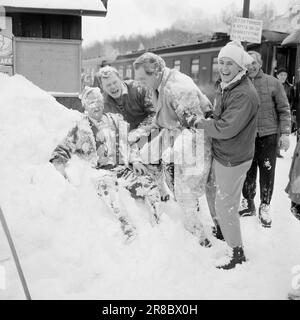 Aktuell 5-8-1960: Skifahren, Shows und Nachtclubs die Touristen dürfen keine Sekunde lang gelangweilt sein. Geilo begeistert mit Skifahren, Shows und Nachtclubs. Foto: Ivar Aaserud / Aktuell / NTB ***FOTO NICHT ABGEBILDET*** Stockfoto