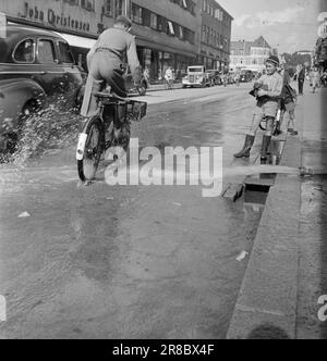 Aktuell 18-1950: Sintflut in SandefjordVestfold kam direkt in die Mitte einiger der regnerischsten Wolken, die in diesem Land in diesem, dem nassesten Monat August seit vielen Jahren beobachtet wurden. Besonders schlimm war es für die Walfangstadt Sandefjord, wo vom 8. Donnerstag, den 24. August bis 8. Am nächsten Morgen 116,4 mm Niederschlag fielen. Es ist das dritte Mal in 15 Jahren, dass große Teile der unteren Stadt einer Hochwasserkatastrophe ausgesetzt waren. Foto: O. P. Jørgensen / Dimitri Koloboff / Arne Kjus / Aktuell / NTB Stockfoto