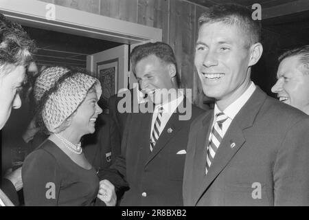 Strom 39-2-1960 : Altes Gold glitzert auf der Molke. In diesem Land wurde noch nie so viel olympisches Gold gesammelt wie in Mysen am 30. August. In dieser historischen Nacht wurde das Olympiaklubben von Sonja Henie gegründet, die sich selbst zum Vorsitzenden wählte, weil sie in jeder Hinsicht das einzige goldene Mädchen war. Nur Olympiasieger können diesem exklusiven Club beitreten. Foto: Sverre A. Børretzen/Aktuell/NTB Stockfoto