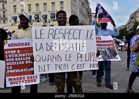 Marseille, Frankreich. 18. Juni 2023. Demonstranten halten während der Demonstration Plakate. (Credit Image: © Gerard Bottino/SOPA Images via ZUMA Press Wire) NUR REDAKTIONELLE VERWENDUNG! Nicht für den kommerziellen GEBRAUCH! Stockfoto