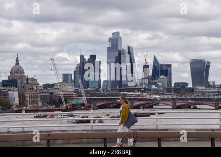 London, Großbritannien. 20. Juni 2023 An einem bewölkten Tag passieren die Leute die Skyline von London auf der Waterloo Bridge. Stockfoto