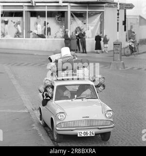 Derzeit 31-6-1960: Der Feiertag steht vor Tausenden von Menschen, die mit dem Auto oder Zelt in Urlaub fahren. Foto: Aage Storløkken / Aktuell / NTB ***FOTO NICHT VERARBEITET*** Stockfoto