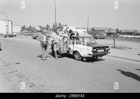 Tatsächlich 22 - 2 - 1974: DUS mit der Police Die Bezirkspolizei ist ein seltsames Phänomen, das als eine Art Pufferzone zwischen dem gewöhnlichen Polizisten und dem Jungen auf der Straße agiert. Der Zweck besteht in erster Linie darin, Verbrechen zu verhindern. Current ist bei den Offizieren Helge Løhren und Lars Stubstad. Foto: Ivar Aaserud / Aktuell / NTB ***FOTO NICHT ABGEBILDET*** Stockfoto