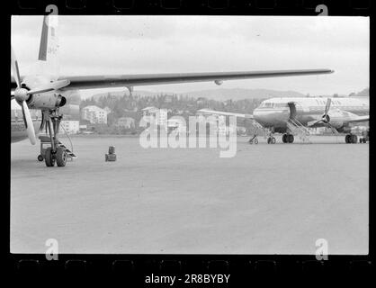 Strom 47-1-1960: Die Flugzeuge ins Wohnzimmer. Wir wissen noch zu wenig über die Auswirkungen von Lärm auf das Gehör und die Nerven. Dennoch beginnen wir mit dem Bau eines großen Flughafens in einem dicht bebauten Gebiet: Fornebu. Zwar wurden viele Häuser gebaut, nachdem der Flughafen kam, aber es ist klar, dass dies ein typisches Wohngebiet war, das gut für die Vorstadtentwicklung geeignet war. Neue Apartmentblöcke umgeben die Landebahnen in Fornebu. Foto: Ivar Aaserud / Aktuell / NTB ***FOTO NICHT ABGEBILDET*** Stockfoto