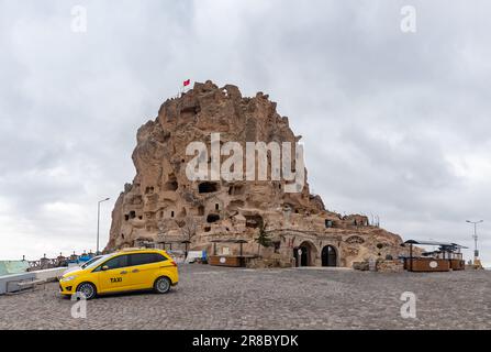 Ein Bild des Uchisar Castle, das an einem bewölkten Tag vom Eingangsbereich aus gesehen wird. Stockfoto