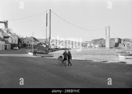 Aktuell 50-6-1960: In Brevik wird eine Brücke gebaut. Bald werden die endlosen Schlangen an Autos vor der Fähre Brevik-Stathelle ein Ende haben, da in Brevik eine Brücke gebaut wird. Die Brevik-Brücke über den Lanerivsfjord nimmt ihre endgültige Form an. Foto: Sverre A. Børretzen / Aktuell / NTB ***FOTO NICHT IMAGE PROCESSED*** Stockfoto