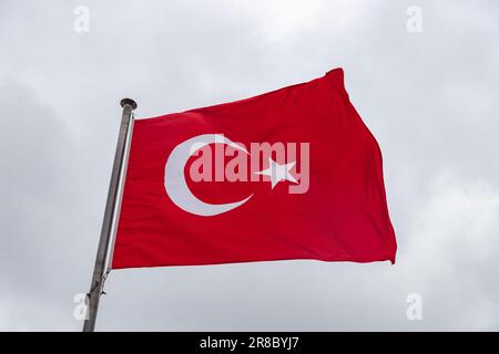 Ein Bild der türkischen Flagge an einem wolkigen Himmel. Stockfoto