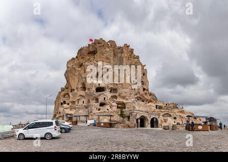 Ein Bild des Uchisar Castle, das an einem bewölkten Tag vom Eingangsbereich aus gesehen wird. Stockfoto