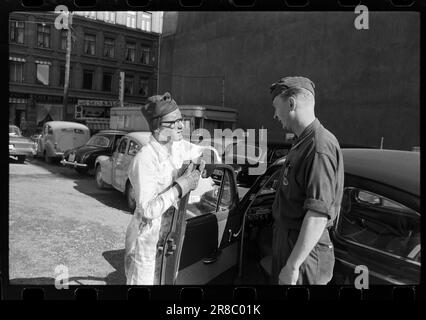 Actual 41-8-1960 : der Mann, der zu Hause schmieren sollte Wir, die keine Direktoren sind und auch keine Firma haben, die für uns zu bezahlen hat, müssen selbstständig sein mit einfachen Dingen wie etwas fest in den Unterwagen zu schieben. Es sollte so einfach sein... Foto: Aktuell/NTB ***FOTO NICHT VERARBEITET*** Stockfoto