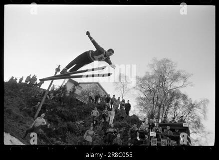 Actual 47-4-1960 : luftiger Schwebeflug ohne Schnee Bergen's Ski Circle zusammen mit Fana Idrettslag und Hoppsportens Freunden organisierten Rennen in Lilletvedtbakken in Fana außerhalb von Bergen. Der Abflusskanal war mit zerstoßenem Eis von Bergen Fiskeinwiesi überzogen. Foto: Sverre A. Børretzen / Aktuell / NTB ***FOTO NICHT IMAGE PROCESSED*** Stockfoto
