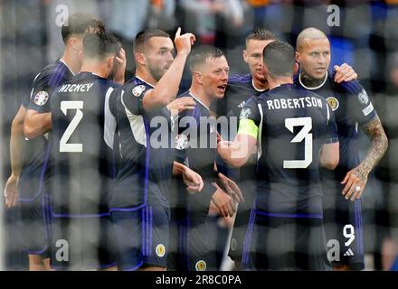 Schottlands Callum McGregor (Zentrum) feiert das erste Tor seiner Seite des Spiels während des UEFA Euro 2024 Qualifying Group A-Spiels im Hampden Park, Glasgow. Foto: Dienstag, 20. Juni 2023. Stockfoto