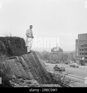 Aktuell 3-11-1960: Auf der Flucht vor Hass Südafrikas verfolgte die Gestapo den 23-jährigen Hans Beukes aus einem einzigen Grund durch drei Länder: Er ist farbig. Aber Beukes entkam, und vom UN-Podium ließ er die ganze Welt auf ihn hören. Nach vielen Abenteuern fand er einen Zufluchtsort in Oslo. Foto: Aage Storløkken / Aktuell / NTB ***FOTO NICHT VERARBEITET*** Stockfoto