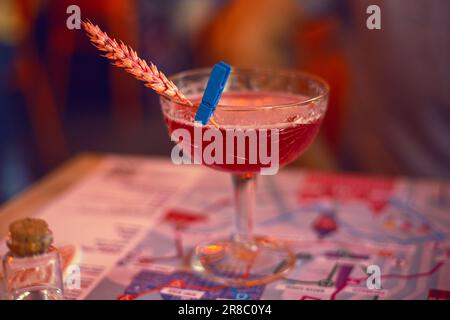 Sommercocktail kosmopolitisch in einem Restaurant Stockfoto