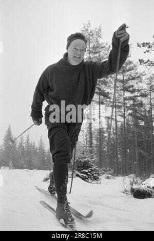 Aktuell 10-6-1960: Kirkvaag zum Film Rolf Kirkvaag ist dem Film als leitender Arzt in Arne Skouens neuem Film „Omringet“ beigetreten - über Major Hauglings dramatische Tage in der Frauenklinik von Rikshospitalet während des Krieges. Hier auf einem Skiausflug. Foto: Ivar Aaserud / Aktuell / NTB ***FOTO NICHT ABGEBILDET*** Stockfoto